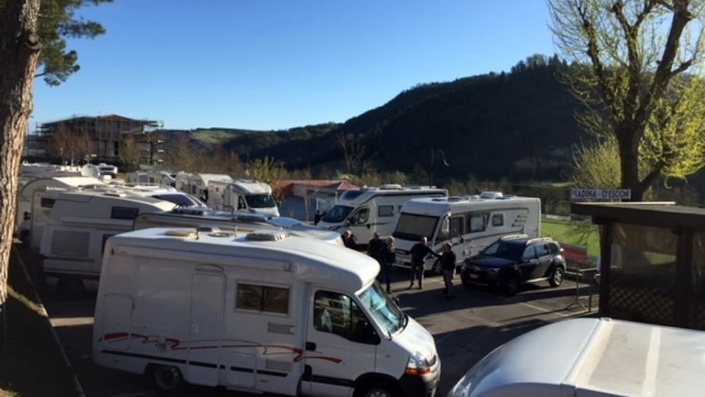 Camper in sosta a Mercato Saraceno durante un raduno curato da Roy Berardi