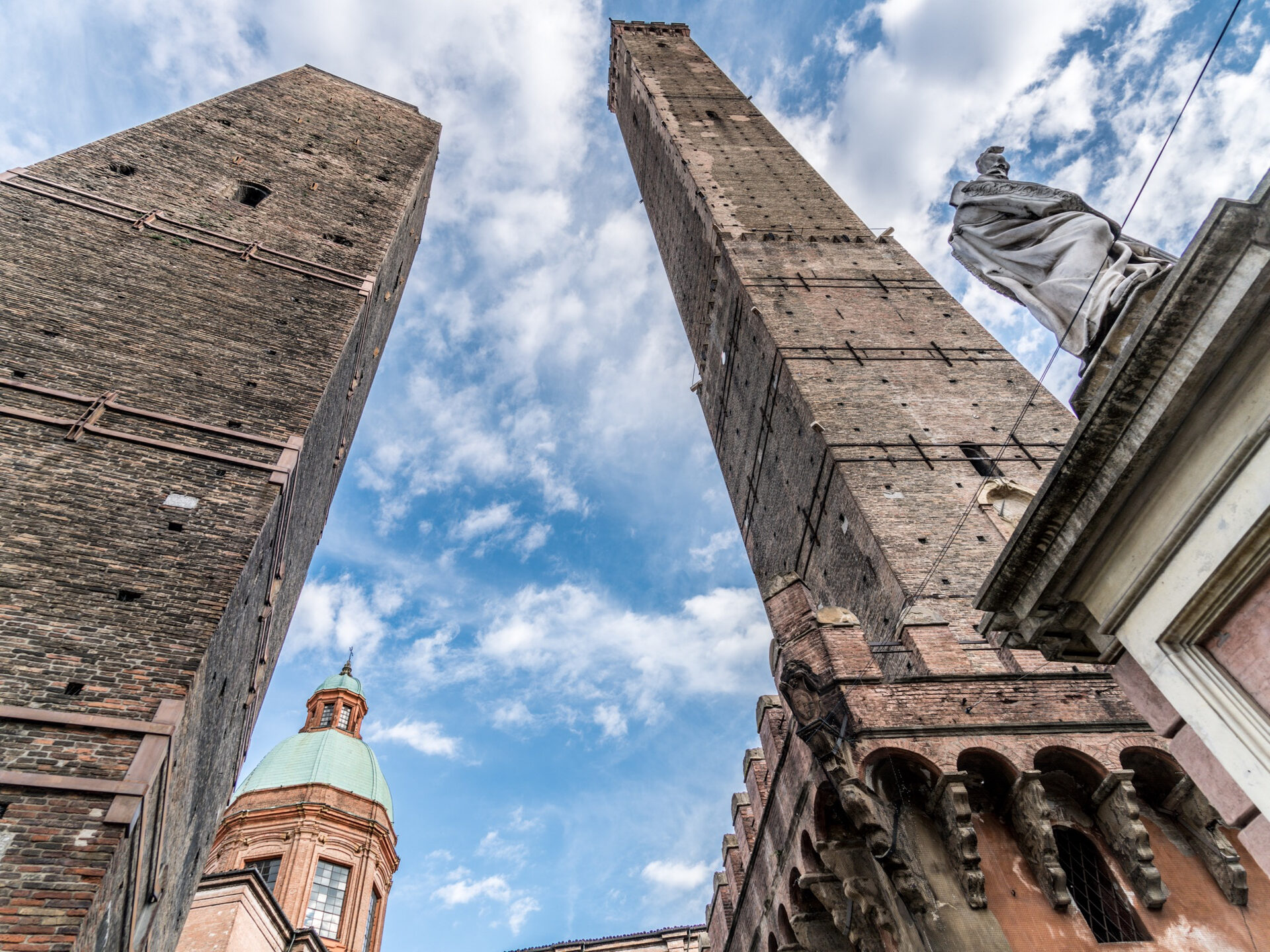 Le Due Torri di Bologna viste dal basso