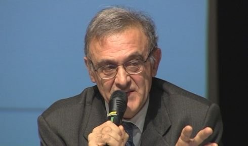 Guido Candela al microfono durante un convegno