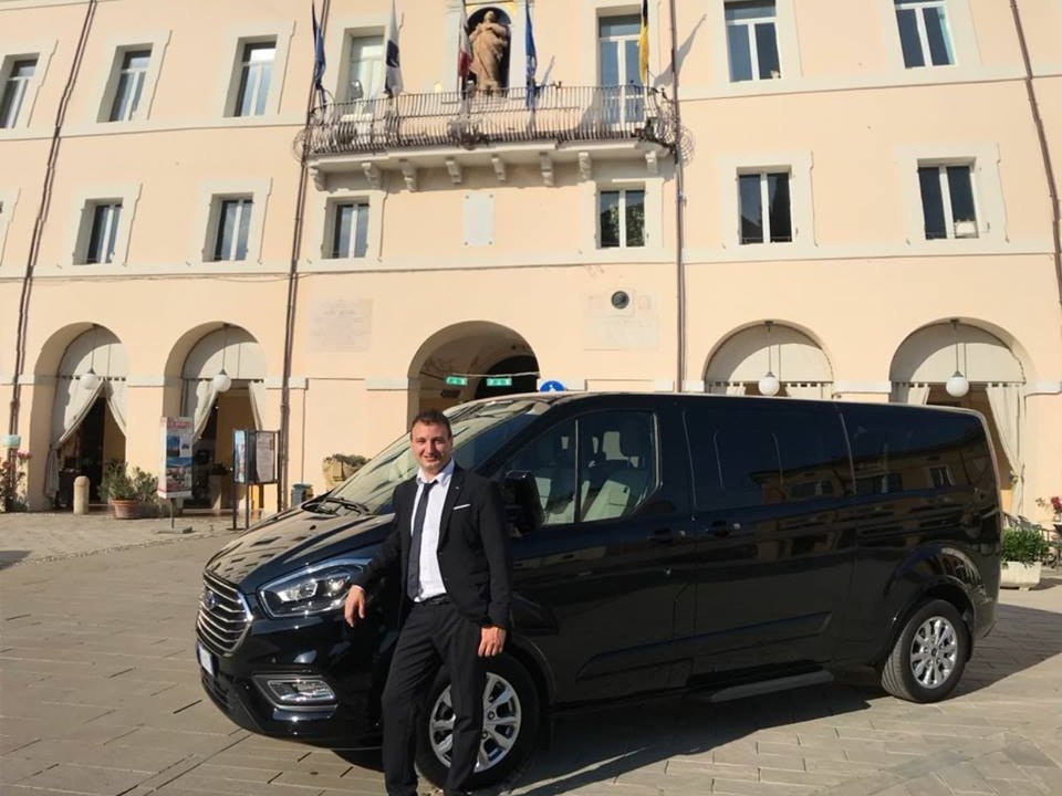 Michele Ciullo davanti al municipio di Cervia, accanto al suo pulmino nero