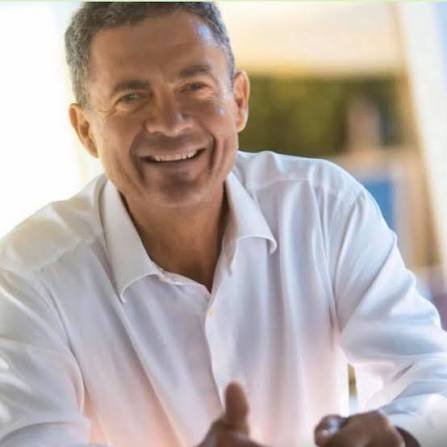 Claudio Fantini sorridente, in camicia bianca