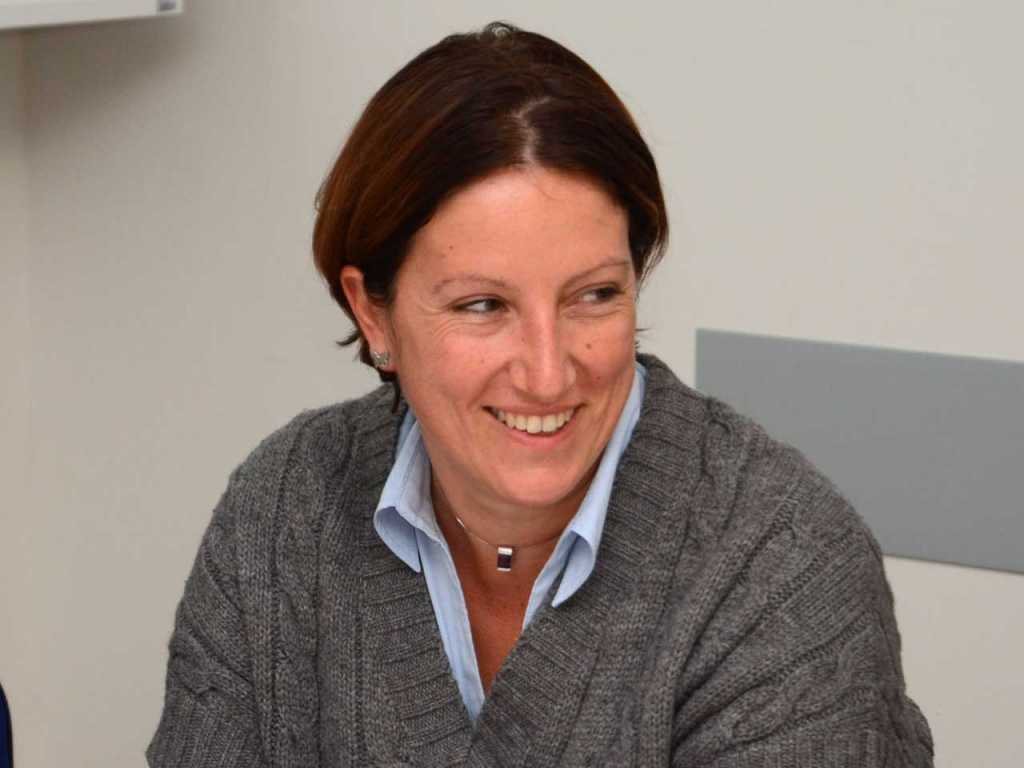 Serenella Vasini sorridente, in maglione grigio
