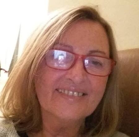 Patrizia Vignali sorridente, con gli occhiali rossi