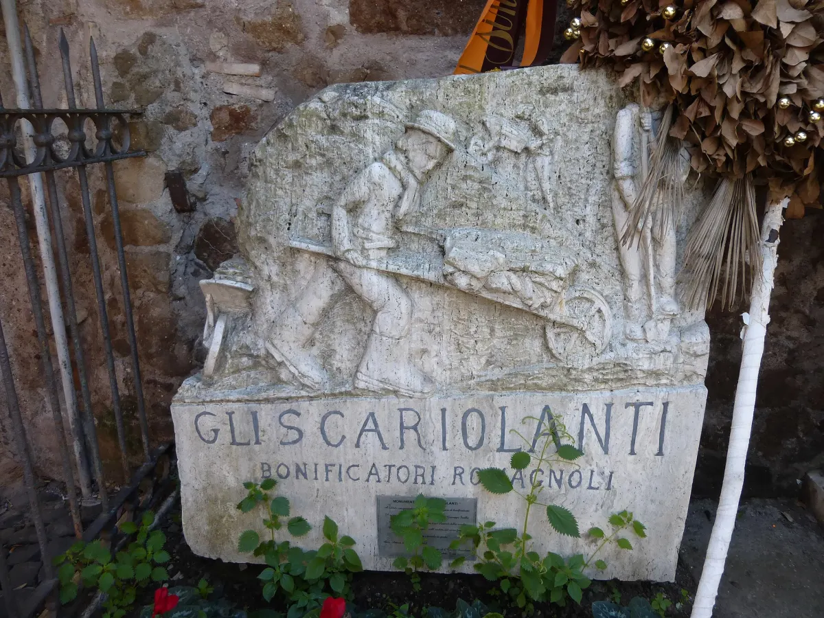 Il bassorilievo degli scariolanti romagnoli nel borgo di Ostia Antica