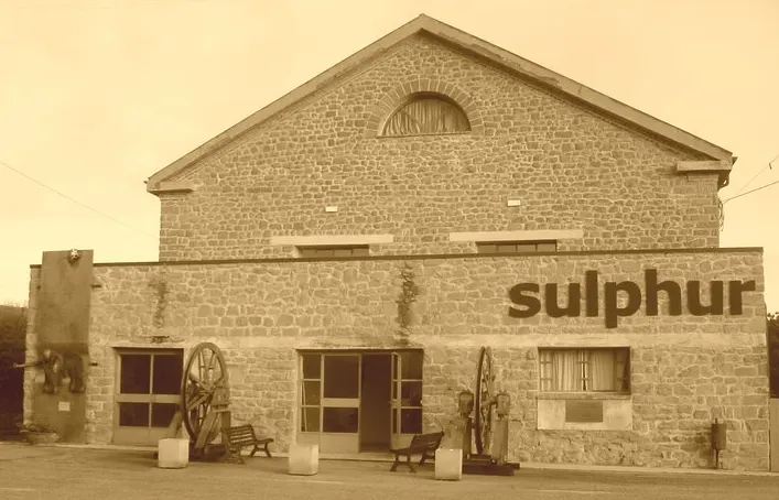 La facciata del Museo Sulphur, Perticara