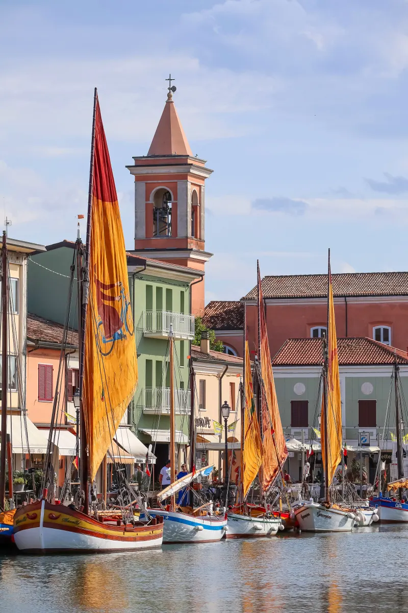 Le barche storiche con le vele al terzo nel porto canale di Cesenatico
